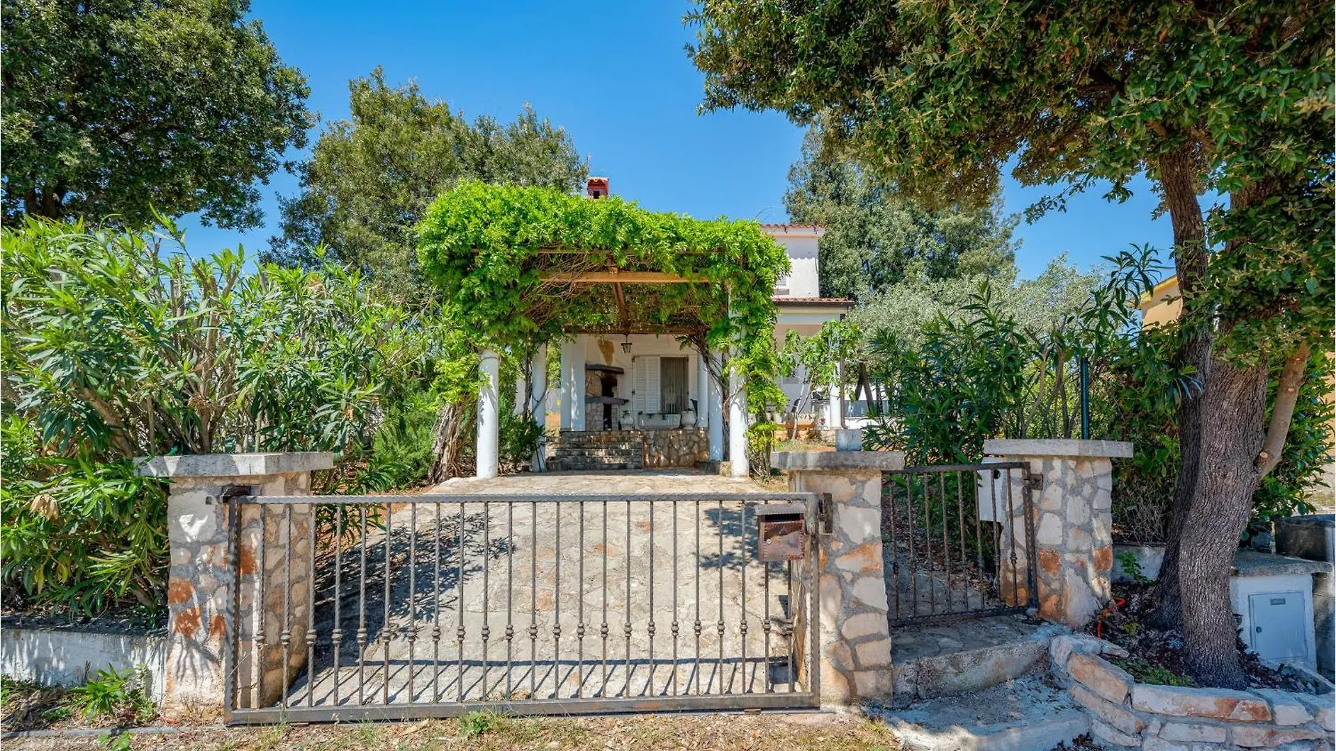 Cozy Home In Pavicini With Outdoor Swimming Pool